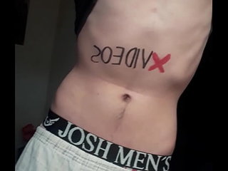 Chico enseñ_a su torso